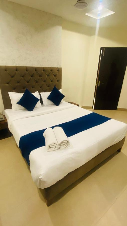 Hotel Landmark Chandīgarh Extérieur photo