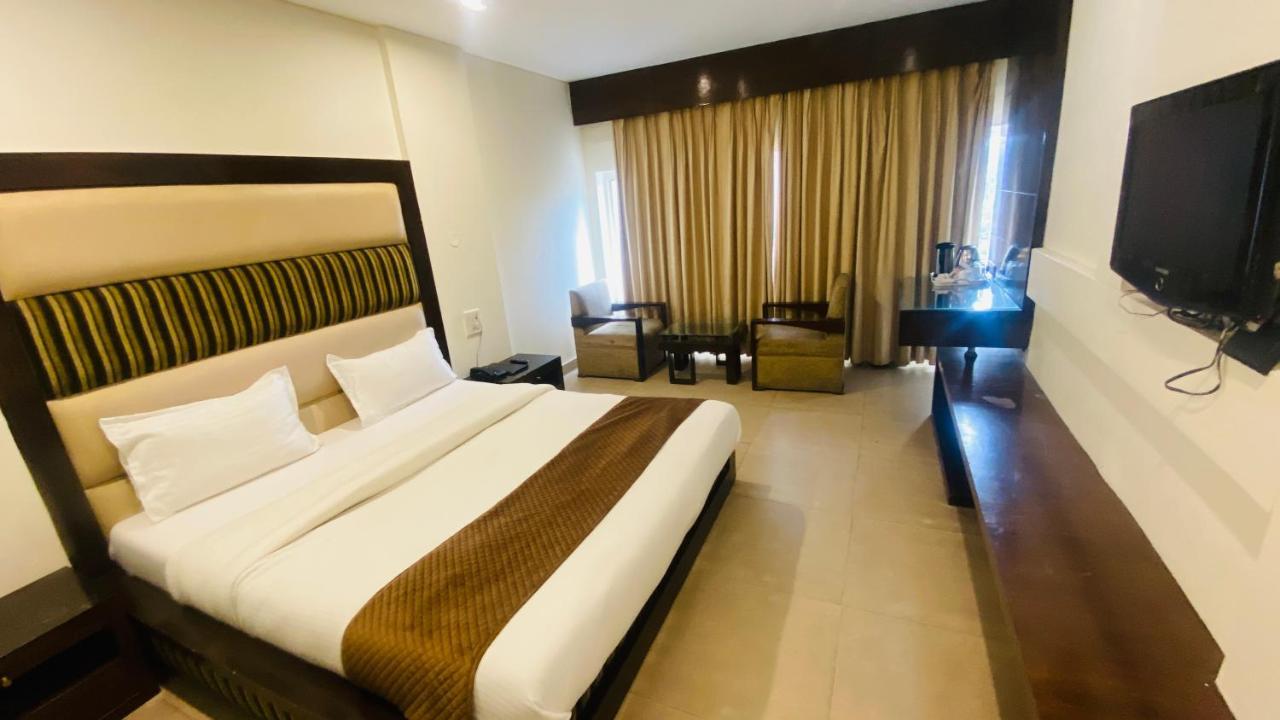 Hotel Landmark Chandīgarh Extérieur photo